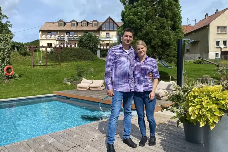 Seit 2016 ein Ehepaar: Patrik und Daniela Stollhof führen das Hotel in dritter Generation. Die Gasthaus-Tradition reicht weiter 