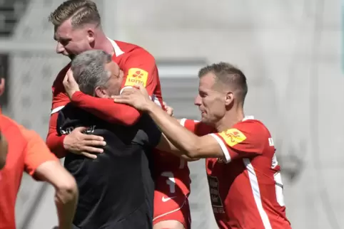 Was ein Tor! Marlon Ritter springt Torwarttrainer Andreas Clauß nach dem 1:0 gegen den SC Freiburg in die Arme. Hendrick Zuck (r