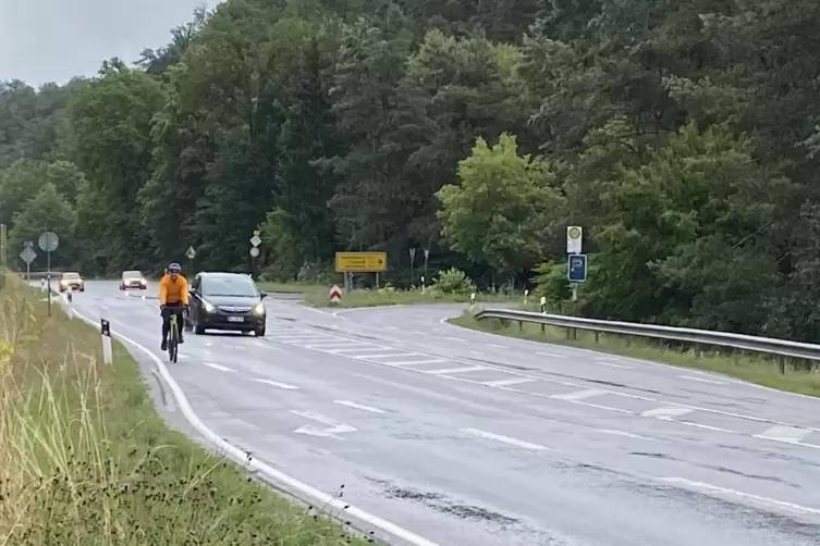 Die Einmündung der L500 aus Richtung Karlstal in die vielbefahrene B270 ist eine Stelle, an der Radfahrer beim Abbiegen auf Zack