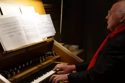 An der Orgel: Leo Kraemer.