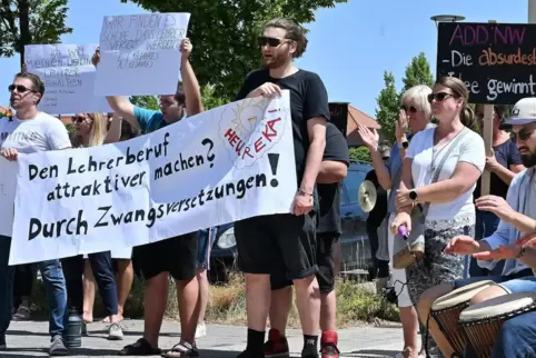 Anfang Juli fand vor der Schulbehörde in Neustadt eine Demo gegen die Kettenversetzungen statt.