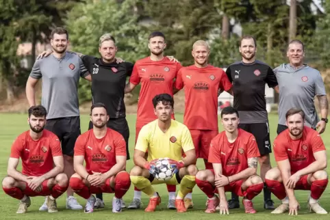 Jockgrims Neuzugänge und ihre Chefs (von links): hinten Michael Gratzfeld (Sportlicher Leiter), Torwarttrainer Florian Gander, A