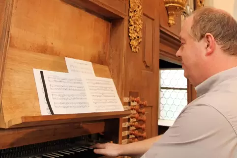 Organist Mike Heppes wird bei der Sommertour am Dienstag das Klangspektrum der Stumm-Orgel vorführen. 