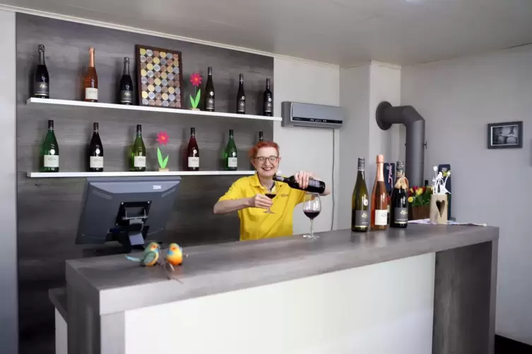 Verkauf wird der Wein in erster Linie im eigenen Laden. Die Seele des Verkaufs ist seit Jahren Dominik Kerns Mutter Sabine.