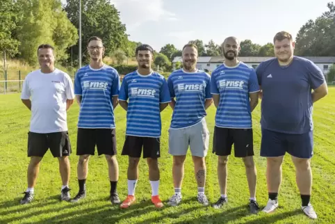 Die Neuen beim TuS Wattweiler (von links): Trainer Michael Blatt, Sören Igel, Abulfazel Sultani, Johannes Walz, Benjamin Cdrzale