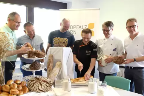 Beim Geschmackstest (von links): Landrat Dietmar Seefeldt, die Landwirte Thomas Knecht und Dominik Bellaire, die Bäcker Claus Be