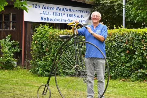 Vereinschef Karl-Heinz Görtz am Vereinsheim mit einem Hochrad.