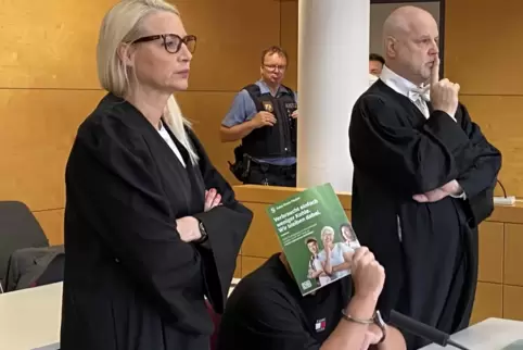 Josipa Salm-Francki mit dem Schützen (sitzend) und ihrem Mit-Verteidiger Sven Theobald.