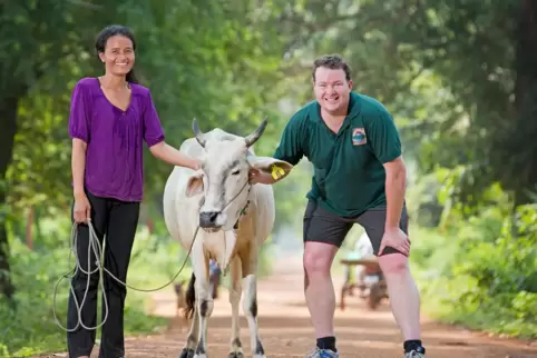 Der Australier Andrew Costello verhilft mit dem Projekt „Cows for Cambodia“ armen Kambodschanern wie Svay Bou zu einer profitabl