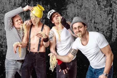 Bei Auftritten von Psycho Sexy wird die Bühne stets im Red-Hot-Chili-Peppers-Stil dekoriert.