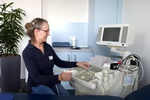 Gefäßchirurgin Barbara Jöckle-Kretz arbeitet viel mit dem Ultraschallgerät. 