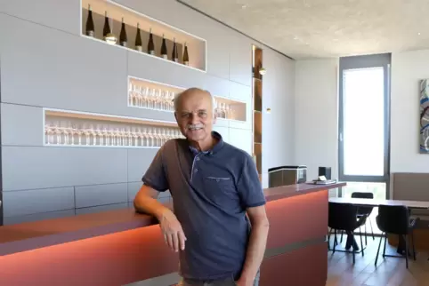 Heiner Sauer in seiner Vinothek in Nußdorf. Ein weiteres Weingut betreibt er in Spanien. 