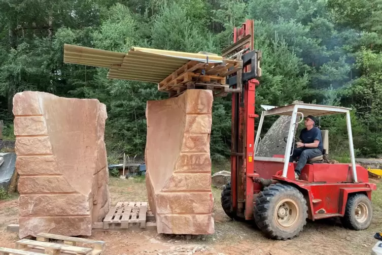 Ruckzuck ist das Dach weg: der K&uuml;nstler als Staplerfahrer.