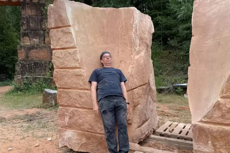 Ergonomisch kuschelig: Der K&uuml;nstler entspannt in seiner Skulptur. 