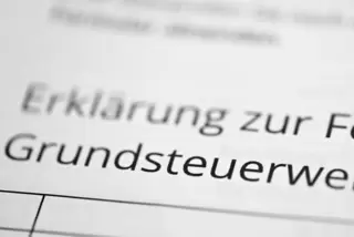 „Du hoscht mir verzehlt, dass des schunn in Ordnung geht mit dere neie Grundsteier“, sagt die „Dannde Liesel“ mit drohender Stim