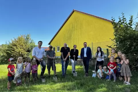 Kinder und Erwachsene beim Spatenstich. Hinten von links: Paul Zwezich (Architekt), Alois Jochum (Chef Baufirma Munkes), Martin 