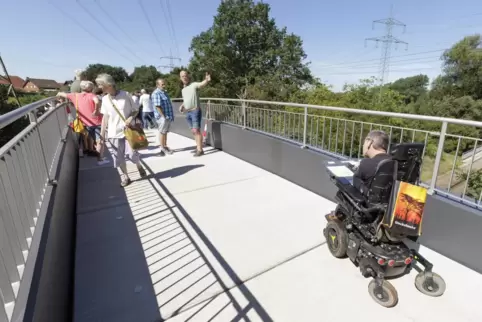 Mit einer geringeren Steigung soll die neue Brücke besser nutzbar für Menschen mit Mobilitätseinschränkungen sein. Das wurde bei