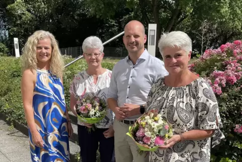 Pflegedienstleiterin Andrea Armbrust-Müller (links) und Geschäftsführer Frank Lambert bedanken sich bei Gerlinde Knebl und Vera 