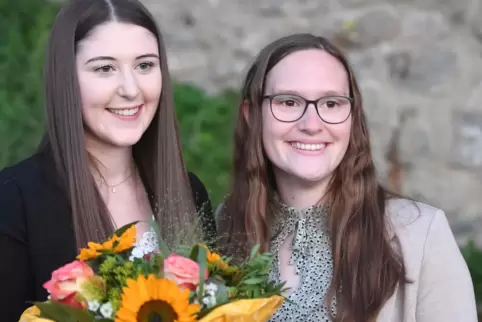 Kuseline Lena Stutzkeitz (rechts) beglückwünscht ihre Nachfolgerin. 