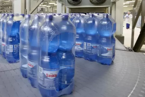 In Wörth produzieren etwa 250 Mitarbeiter Mineralwasser und Erfrischungsgetränke für Lidl- und Kaufland-Filialen in Süddeutschla