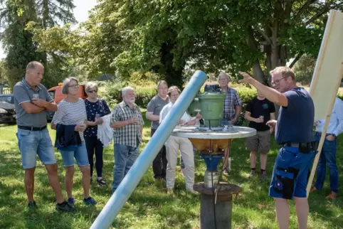 Wassermeister Kai Bernhart erklärt den RHEINPFALZ-Lesern, wie das Grundwasser an die Oberfläche gepumpt wird.