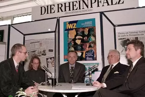 1998 bei der Hageha entstand dieses Foto einer RHEINPFALZ-Talkrunde. Es zeigt (von links): Die RHEINPFALZ-Redakteure Wolfgang Pf