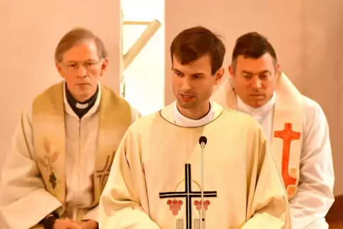 Nach der Priesterweihe in Rom feierte Christian Ivandic (Mitte) am Samstag in seiner Heimat Wachenheim Nachprimiz. Früher diente