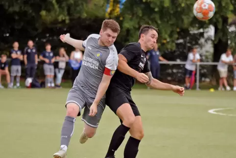 Blieb beim Kopfballduell Sieger: Bobenheims Christian Wolsiffer (links) und Frankenthals David Michalski.