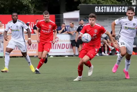 Der Offenbacher Luca Felix Felix (vorn in Rot) und Dennis Hanß nehmen Tempo auf. Links der Kandeler Henrik Berdiako mit Jacob Bo