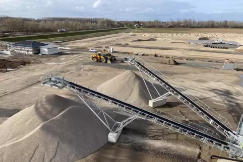 Förderbänder, Sand- und Kieskegel bestimmen das Bild im Gewann Bonnau, seit Willersinn Minerals dort ein Werk aufgebaut hat.