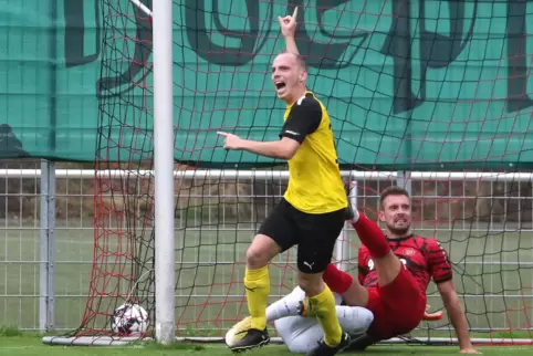 Florian Richter freut sich über das Knittelsheimer 1:1. Marco Wünstels Klärungsversuch landet im eigenen Tor. 