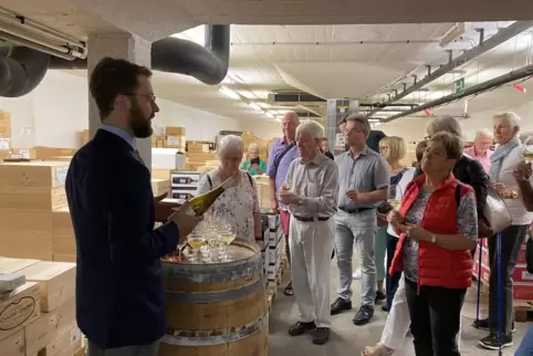 Die Verkostung in der BASF-Weinkellerei ist für die Gäste ein besonderer Moment. Links im Bild: Sommelier Julian Neumann.