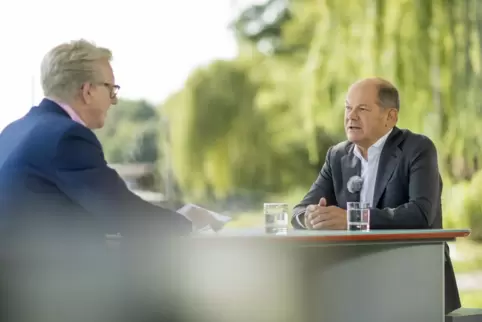 Bundeskanzler Olaf Scholz (SPD) im «Berlin direkt»-Sommerinterview des ZDF mit Theo Koll (links), Leiter ZDF-Hauptstadtstudio Be