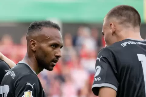 Soll von sogenannten Fans als „Affe“ tituliert worden sein: Julian Green (links). 