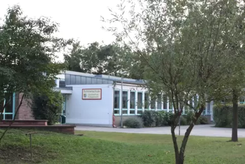 Wie weit das Dach der Schillerschule saniert werden muss, ist noch unklar. 