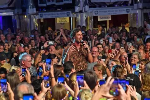 Zum Anfassen: Max Giesinger badet in Worms in einem Meer von Fans. 