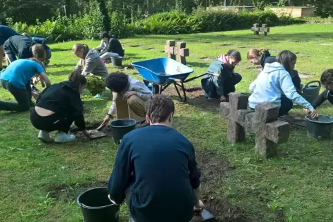 Erinnerungsarbeit auf dem Friedhof: 37 Jugendliche nehmen an einem Workcamp teil.
