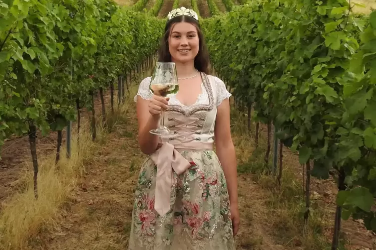 Heißt die Gäste bei der Diedesfelder Weinkerwe willkommen: Weinprinzessin Lara Glaser. 