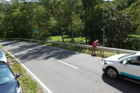 Heidi Meister steht an dem Pfosten, an den dringend ein neuer Verkehrsspiegel montiert werden sollte. Wenn sie mit ihrem Auto (l