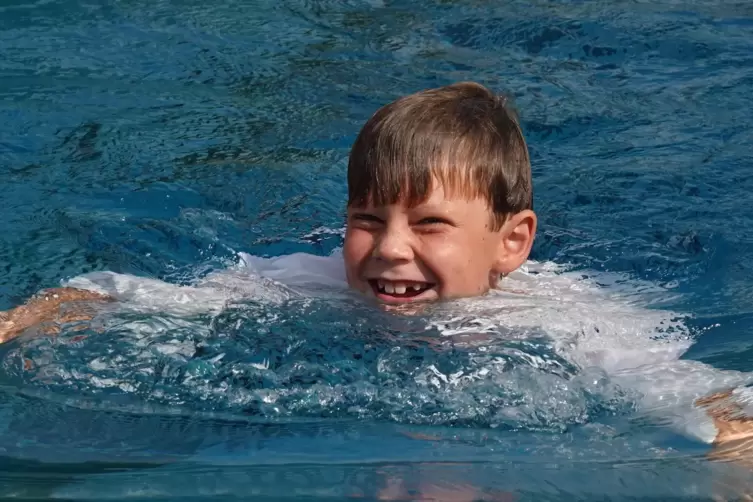 Kleiderschwimmen des DLRG: Der siebenjährige Magnus kämpft sich im Hemd durchs Wasser. 