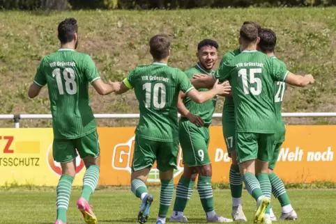 Jubel in Grün: Die Grünstadter Spieler feiern das 1:0, das Mohannad Mohammad Mahmoud Mghames (Dritter von links) in der 14. Minu