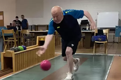 Dieter Rackow trainiert auf den Bahnen im Haßlocher TSG-Sportzentrum. 