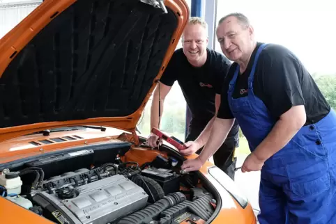 Rolf Wagner (rechts) übergibt seine Autowerkstatt seinem Nachfolger Jahn Loepp. 