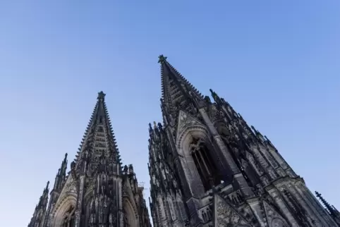 Die markanten Türme des Kölner Doms mit dem „Dicken Pitter“, der Petrusglocke, einer der größten Glocken der Welt. 