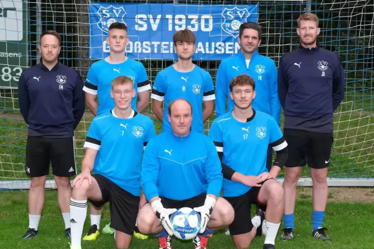 Neu beim SV Großsteinhausen: (stehend von links) Florian Meyer, Alessio Kuntz, Tim Ropönus, Pascal Neumann, Zweitmannschaftstrai