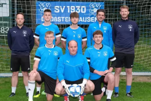 Neu beim SV Großsteinhausen: (stehend von links) Florian Meyer, Alessio Kuntz, Tim Ropönus, Pascal Neumann, Zweitmannschaftstrai
