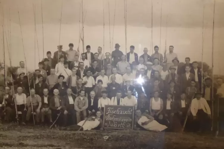 Die Mitglieder des Fischzucht- und Fischereivereins Wörth im Jahre 1952.