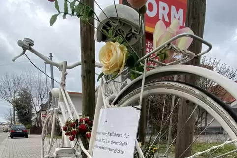 An der Unfallstelle erinnert ein weiß gestrichenes Fahrrad, ein sogenanntes Ghost Bike, an den tödlichen Unfall. 