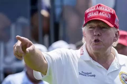 Auch bei einem Golfturnier tut Donald Trump kund, dass er sich weiterhin als Präsident der USA betrachtet.