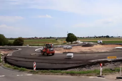 Der neue Kreisel bei Mörlheim wird neben dem alten gebaut, um Verkehrsbehinderungen zu minimieren und die Bauzeit kurz zu halten